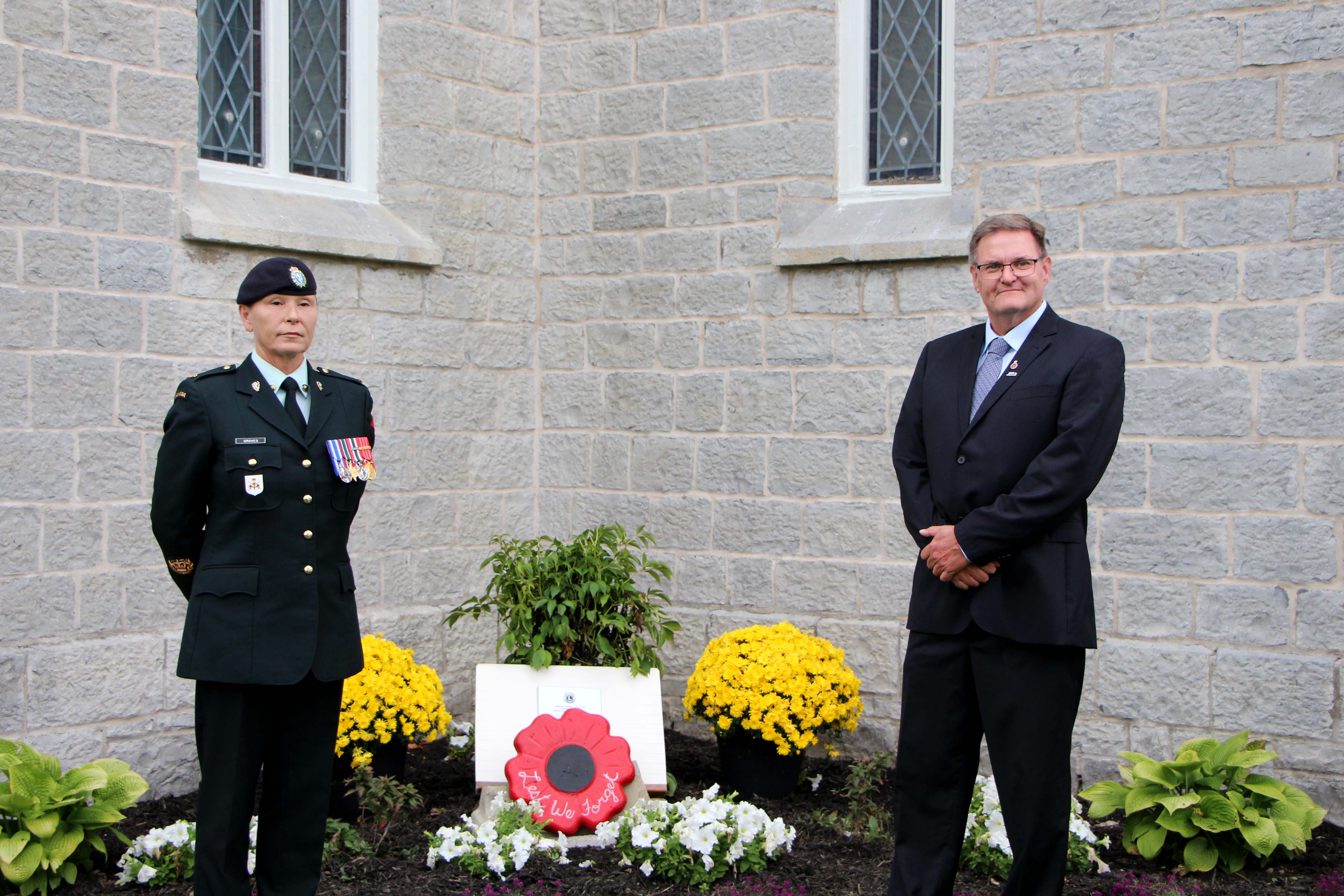 Master Warrant Officer Groves and Mayor Hegadorn unveiling replica poppy