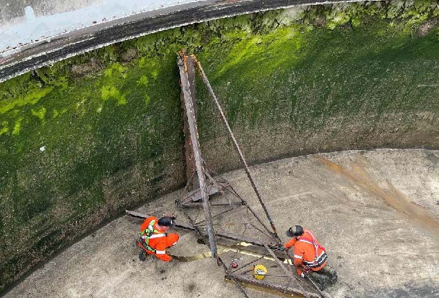 Clarifier maintenance at the Bath sewage plant